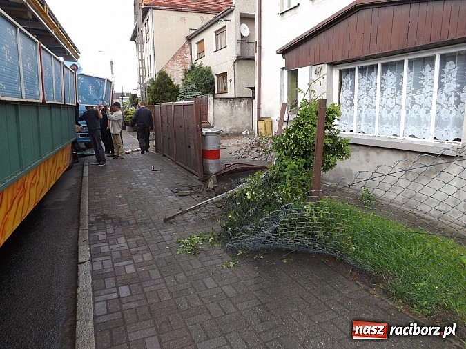 Zdjęcie w galerii na portalu naszraciborz.pl: Samochód ciężarowy z karuzelą uderzył w passata i ogrodzenie na Kozielskiej! wiadomości z regionu