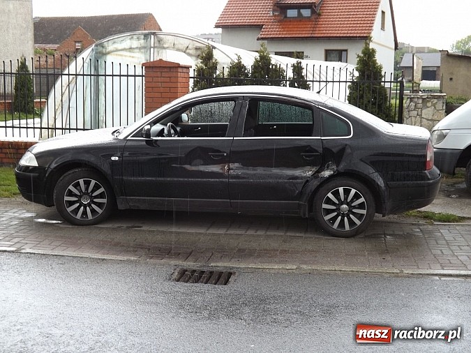 Zdjęcie w galerii na portalu naszraciborz.pl: Samochód ciężarowy z karuzelą uderzył w passata i ogrodzenie na Kozielskiej! wiadomości z regionu