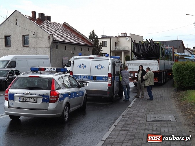Zdjęcie w galerii na portalu naszraciborz.pl: Samochód ciężarowy z karuzelą uderzył w passata i ogrodzenie na Kozielskiej! wiadomości z regionu