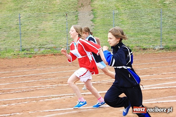 Zdjęcie w galerii na portalu naszraciborz.pl: XIV Regionalny Mityng Lekkoatletyczny.&nbsp;16 drużyn z całego Śląska w Raciborzu! wiadomości z regionu
