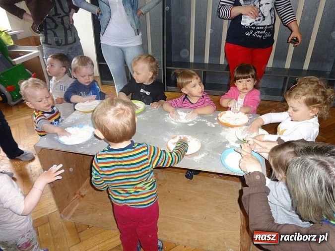 Zdjęcie w galerii na portalu naszraciborz.pl: Odkrywaj świat i korzystaj z jego oferty wiadomości z regionu