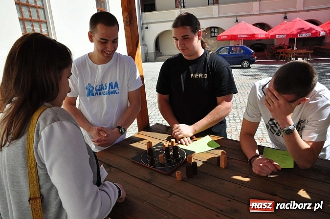 Zdjęcie w galerii na portalu naszraciborz.pl: Na zamku zagościli miłośnicy gier logicznych wiadomości z regionu