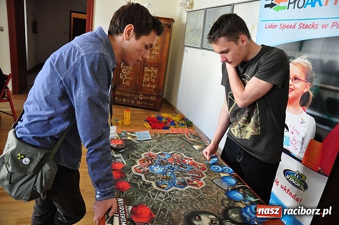 Zdjęcie w galerii na portalu naszraciborz.pl: Na zamku zagościli miłośnicy gier logicznych wiadomości z regionu