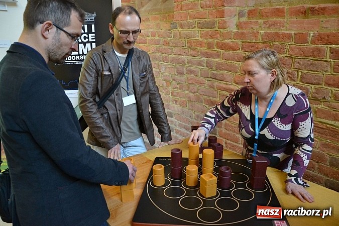 Zdjęcie w galerii na portalu naszraciborz.pl: Na zamku zagościli miłośnicy gier logicznych wiadomości z regionu