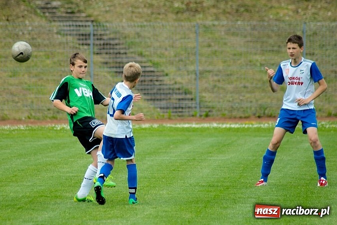 Zdjęcie w galerii na portalu naszraciborz.pl: ŚLT: Nerwowo przy Zamkowej. Pierwsze zwycięstwo trampkarzy Unii wiadomości z regionu