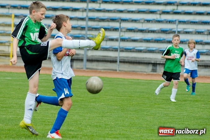 Zdjęcie w galerii na portalu naszraciborz.pl: ŚLT: Nerwowo przy Zamkowej. Pierwsze zwycięstwo trampkarzy Unii wiadomości z regionu