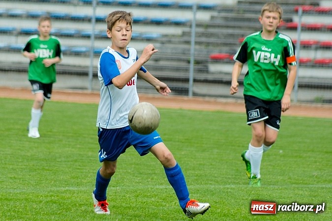 Zdjęcie w galerii na portalu naszraciborz.pl: ŚLT: Nerwowo przy Zamkowej. Pierwsze zwycięstwo trampkarzy Unii wiadomości z regionu