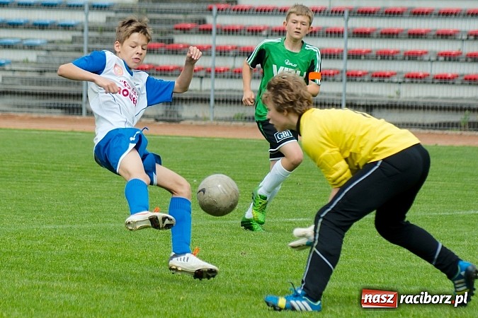 Zdjęcie w galerii na portalu naszraciborz.pl: ŚLT: Nerwowo przy Zamkowej. Pierwsze zwycięstwo trampkarzy Unii wiadomości z regionu