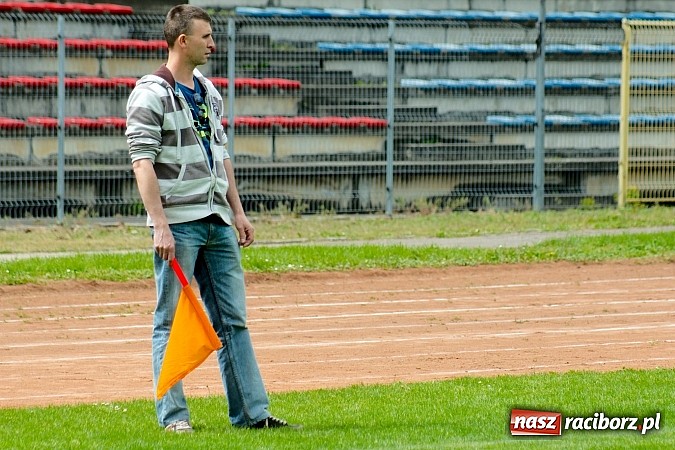 Zdjęcie w galerii na portalu naszraciborz.pl: ŚLT: Nerwowo przy Zamkowej. Pierwsze zwycięstwo trampkarzy Unii wiadomości z regionu