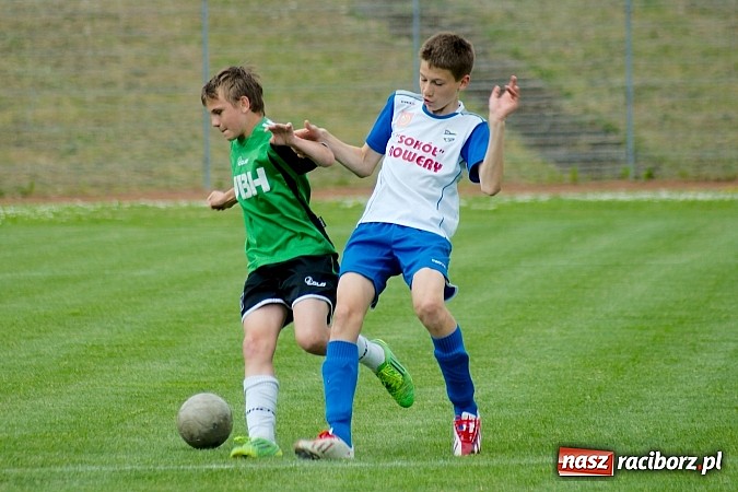 Zdjęcie w galerii na portalu naszraciborz.pl: ŚLT: Nerwowo przy Zamkowej. Pierwsze zwycięstwo trampkarzy Unii wiadomości z regionu