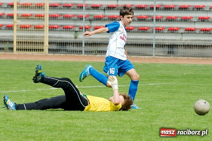 Zdjęcie w galerii na portalu naszraciborz.pl: ŚLT: Nerwowo przy Zamkowej. Pierwsze zwycięstwo trampkarzy Unii wiadomości z regionu