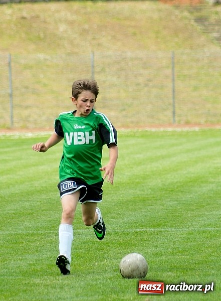 Zdjęcie w galerii na portalu naszraciborz.pl: ŚLT: Nerwowo przy Zamkowej. Pierwsze zwycięstwo trampkarzy Unii wiadomości z regionu