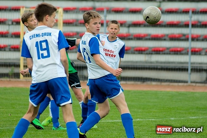 Zdjęcie w galerii na portalu naszraciborz.pl: ŚLT: Nerwowo przy Zamkowej. Pierwsze zwycięstwo trampkarzy Unii wiadomości z regionu