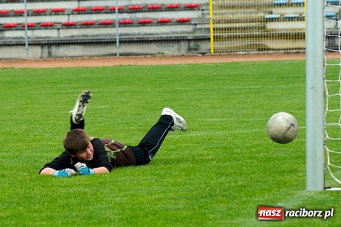 Zdjęcie w galerii na portalu naszraciborz.pl: ŚLT: Nerwowo przy Zamkowej. Pierwsze zwycięstwo trampkarzy Unii wiadomości z regionu