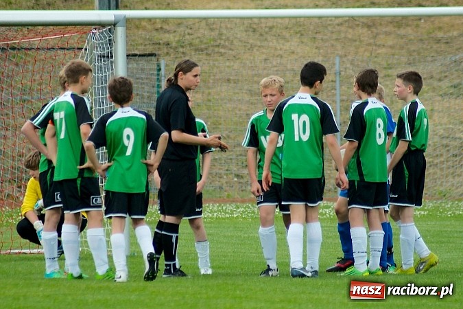 Zdjęcie w galerii na portalu naszraciborz.pl: ŚLT: Nerwowo przy Zamkowej. Pierwsze zwycięstwo trampkarzy Unii wiadomości z regionu