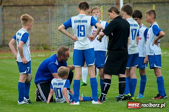 Zdjęcie w galerii na portalu naszraciborz.pl: ŚLT: Nerwowo przy Zamkowej. Pierwsze zwycięstwo trampkarzy Unii wiadomości z regionu