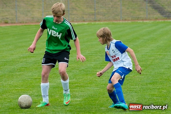 Zdjęcie w galerii na portalu naszraciborz.pl: ŚLT: Nerwowo przy Zamkowej. Pierwsze zwycięstwo trampkarzy Unii wiadomości z regionu