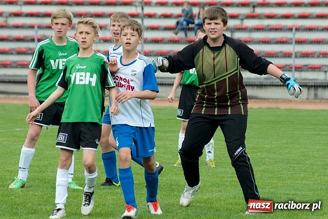 Zdjęcie w galerii na portalu naszraciborz.pl: ŚLT: Nerwowo przy Zamkowej. Pierwsze zwycięstwo trampkarzy Unii wiadomości z regionu