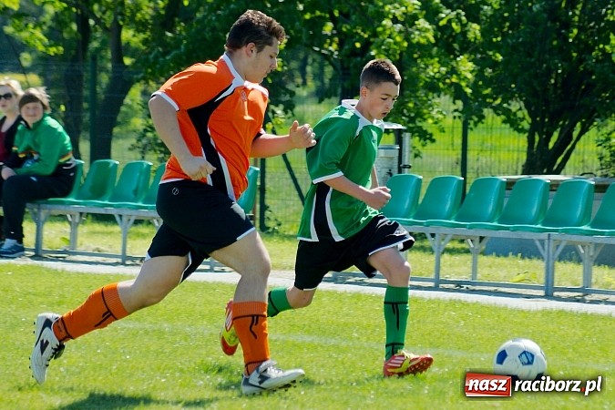 Zdjęcie w galerii na portalu naszraciborz.pl: Mendel goli w starciu Płoni z Raszczycami wiadomości z regionu
