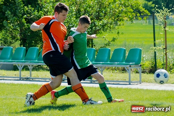 Zdjęcie w galerii na portalu naszraciborz.pl: Mendel goli w starciu Płoni z Raszczycami wiadomości z regionu
