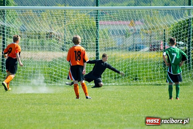 Zdjęcie w galerii na portalu naszraciborz.pl: Mendel goli w starciu Płoni z Raszczycami wiadomości z regionu