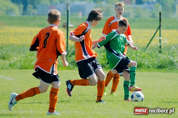 Zdjęcie w galerii na portalu naszraciborz.pl: Mendel goli w starciu Płoni z Raszczycami wiadomości z regionu