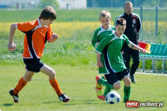 Zdjęcie w galerii na portalu naszraciborz.pl: Mendel goli w starciu Płoni z Raszczycami wiadomości z regionu