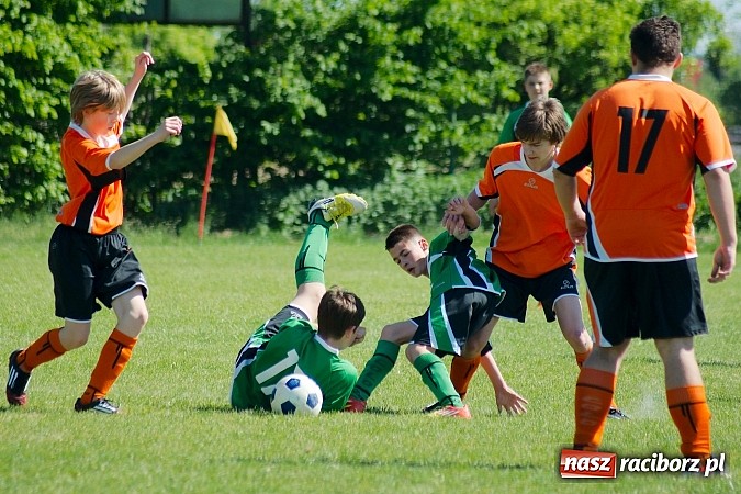 Zdjęcie w galerii na portalu naszraciborz.pl: Mendel goli w starciu Płoni z Raszczycami wiadomości z regionu