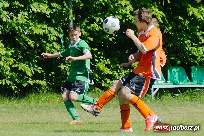 Zdjęcie w galerii na portalu naszraciborz.pl: Mendel goli w starciu Płoni z Raszczycami wiadomości z regionu