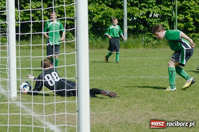 Zdjęcie w galerii na portalu naszraciborz.pl: Mendel goli w starciu Płoni z Raszczycami wiadomości z regionu
