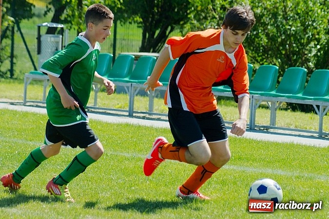 Zdjęcie w galerii na portalu naszraciborz.pl: Mendel goli w starciu Płoni z Raszczycami wiadomości z regionu