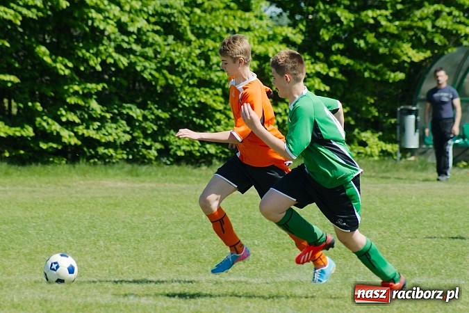 Zdjęcie w galerii na portalu naszraciborz.pl: Mendel goli w starciu Płoni z Raszczycami wiadomości z regionu