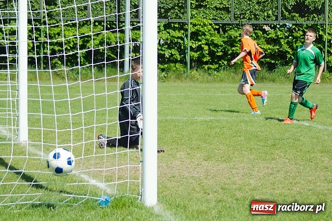 Zdjęcie w galerii na portalu naszraciborz.pl: Mendel goli w starciu Płoni z Raszczycami wiadomości z regionu