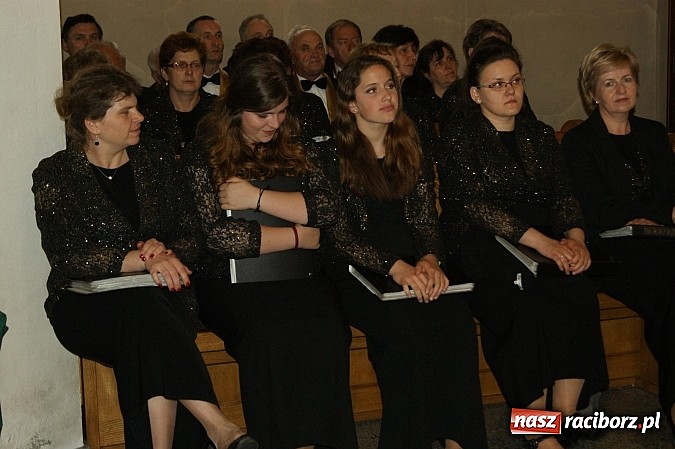 Zdjęcie w galerii na portalu naszraciborz.pl: U świętej Anny w Krzyżanowicach śpiewały chóry wiadomości z regionu
