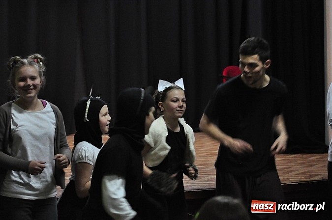 Zdjęcie w galerii na portalu naszraciborz.pl: Koty Eliota na podsumowanie warsztatów wiadomości z regionu