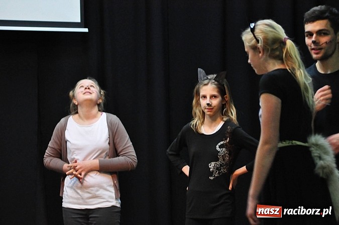 Zdjęcie w galerii na portalu naszraciborz.pl: Koty Eliota na podsumowanie warsztatów wiadomości z regionu