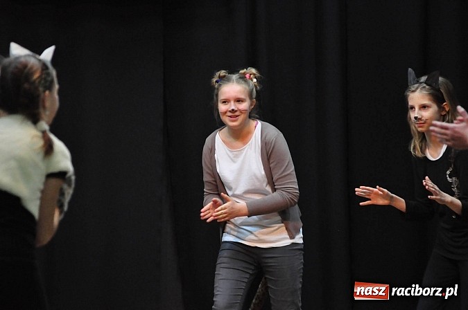 Zdjęcie w galerii na portalu naszraciborz.pl: Koty Eliota na podsumowanie warsztatów wiadomości z regionu