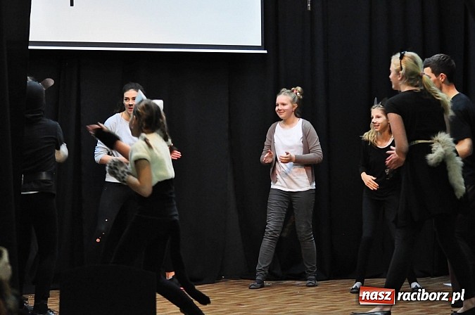 Zdjęcie w galerii na portalu naszraciborz.pl: Koty Eliota na podsumowanie warsztatów wiadomości z regionu