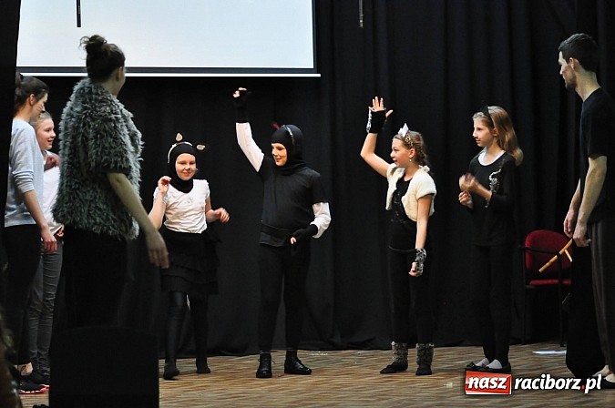 Zdjęcie w galerii na portalu naszraciborz.pl: Koty Eliota na podsumowanie warsztatów wiadomości z regionu