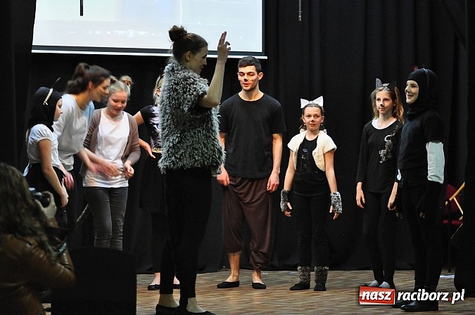 Zdjęcie w galerii na portalu naszraciborz.pl: Koty Eliota na podsumowanie warsztatów wiadomości z regionu