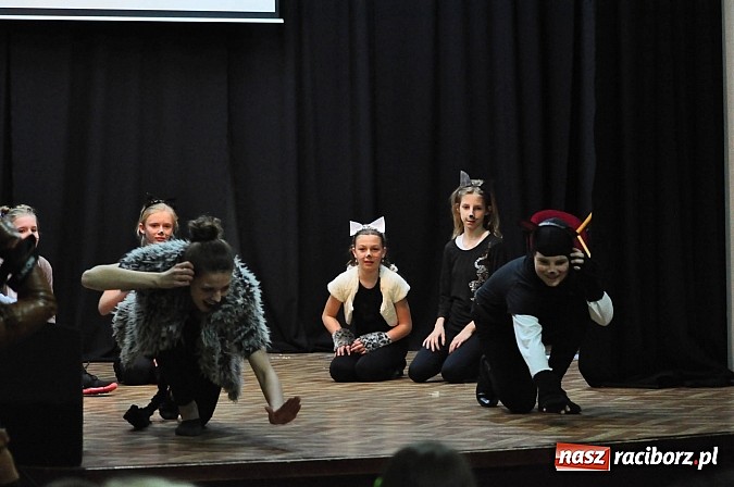 Zdjęcie w galerii na portalu naszraciborz.pl: Koty Eliota na podsumowanie warsztatów wiadomości z regionu