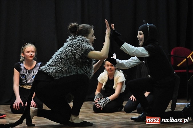 Zdjęcie w galerii na portalu naszraciborz.pl: Koty Eliota na podsumowanie warsztatów wiadomości z regionu