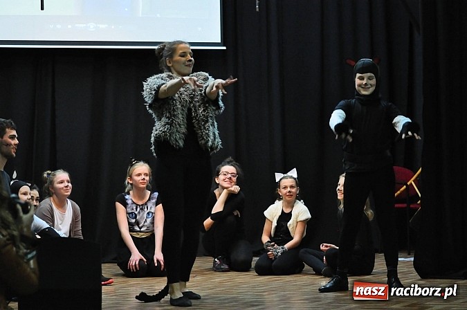 Zdjęcie w galerii na portalu naszraciborz.pl: Koty Eliota na podsumowanie warsztatów wiadomości z regionu