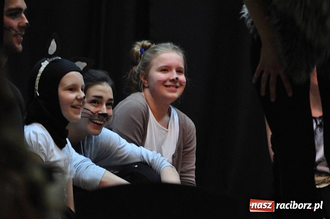 Zdjęcie w galerii na portalu naszraciborz.pl: Koty Eliota na podsumowanie warsztatów wiadomości z regionu