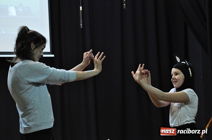 Zdjęcie w galerii na portalu naszraciborz.pl: Koty Eliota na podsumowanie warsztatów wiadomości z regionu