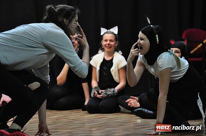 Zdjęcie w galerii na portalu naszraciborz.pl: Koty Eliota na podsumowanie warsztatów wiadomości z regionu