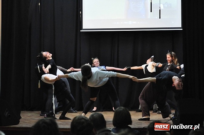 Zdjęcie w galerii na portalu naszraciborz.pl: Koty Eliota na podsumowanie warsztatów wiadomości z regionu