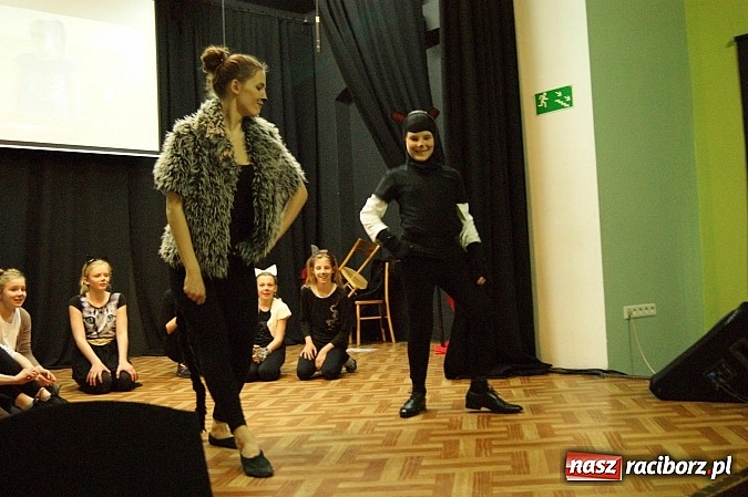 Zdjęcie w galerii na portalu naszraciborz.pl: Koty Eliota na podsumowanie warsztatów wiadomości z regionu