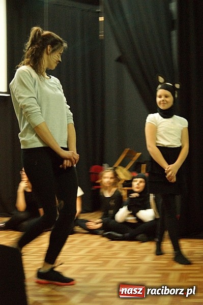 Zdjęcie w galerii na portalu naszraciborz.pl: Koty Eliota na podsumowanie warsztatów wiadomości z regionu