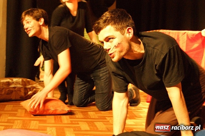 Zdjęcie w galerii na portalu naszraciborz.pl: Koty Eliota na podsumowanie warsztatów wiadomości z regionu